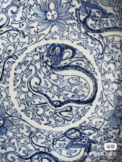 古玩陶瓷乾隆淡描青花盤真品鑒賞圖