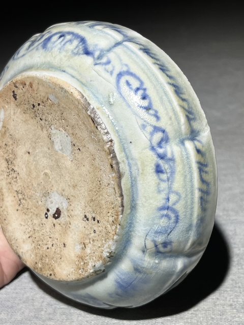 古玩陶瓷青花淺浮雕花卉紋粉盒真品鑒賞圖