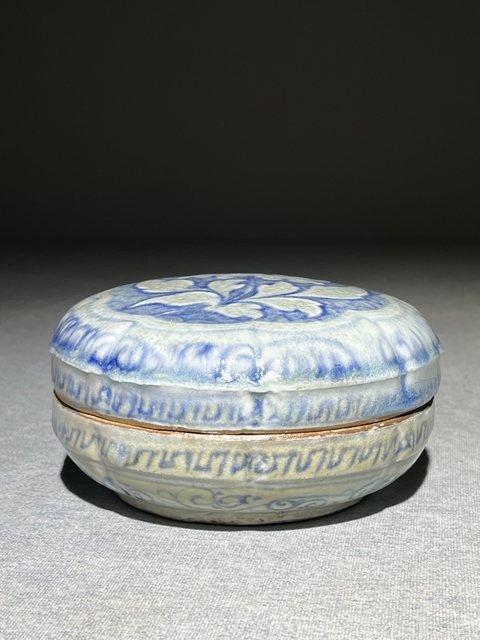 古玩陶瓷青花淺浮雕花卉紋粉盒真品鑒賞圖