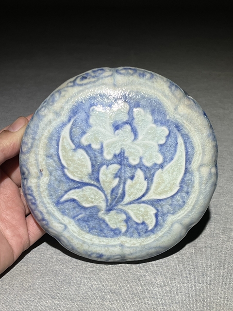 古玩陶瓷青花淺浮雕花卉紋粉盒真品鑒賞圖