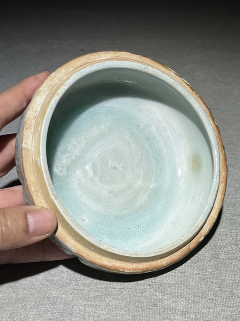 古玩陶瓷青花淺浮雕花卉紋粉盒真品鑒賞圖