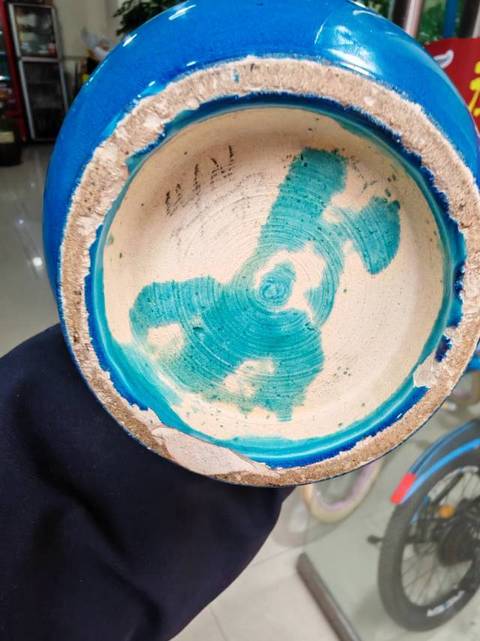 古玩陶瓷孔雀藍瓶真品鑒賞圖