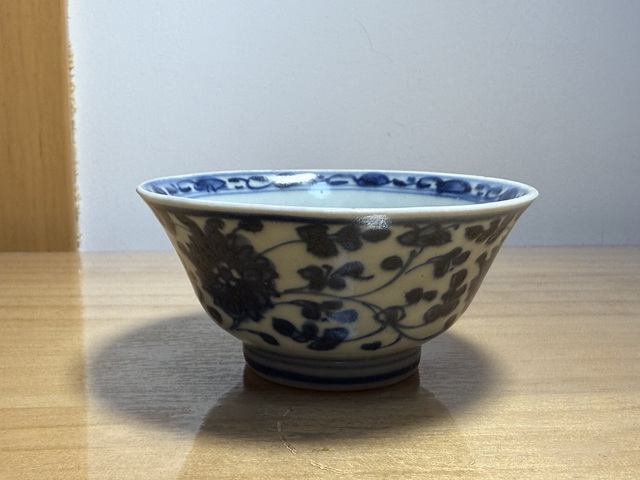 古玩陶瓷青花纏枝花卉紋杯真品鑒賞圖