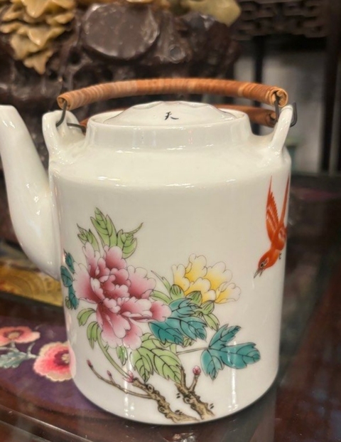 古玩陶瓷粉彩牡丹花鳥紋提梁壺真品鑒賞圖