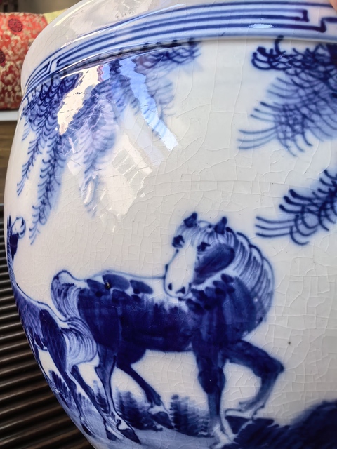 古玩陶瓷柳蔭棲馬紋青花缸真品鑒賞圖