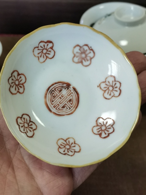 古玩陶瓷花間壽字紋礬紅杯盤真品鑒賞圖