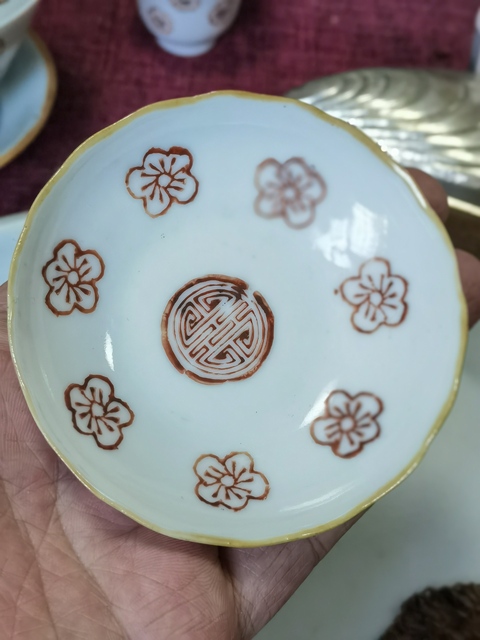 古玩陶瓷花間壽字紋礬紅杯盤真品鑒賞圖