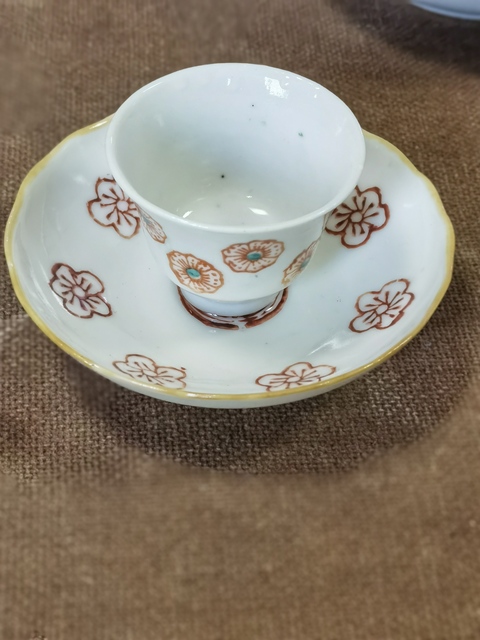 古玩陶瓷花間壽字紋礬紅杯盤真品鑒賞圖