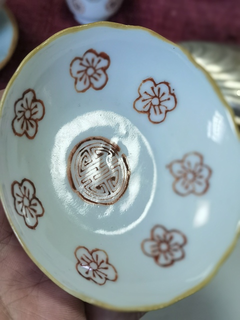 古玩陶瓷花間壽字紋礬紅杯盤真品鑒賞圖