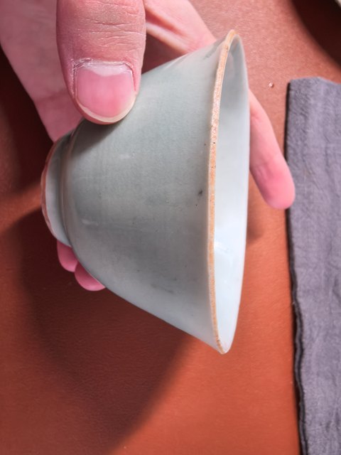 古玩陶瓷清中晚期青釉杯真品鑒賞圖