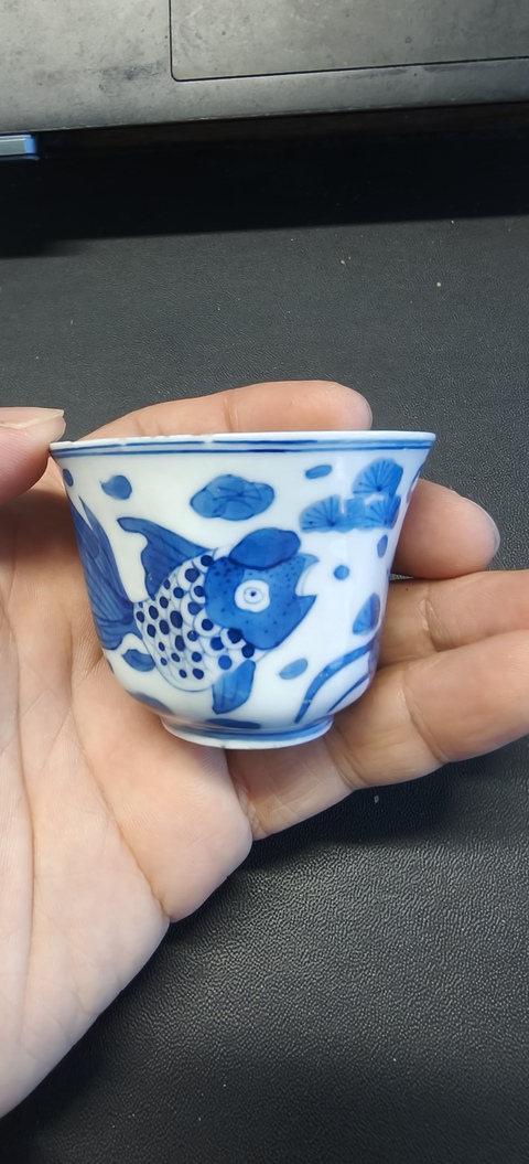 古玩陶瓷魚藻紋青花杯真品鑒賞圖
