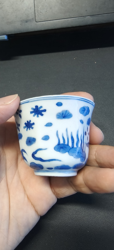 古玩陶瓷魚藻紋青花杯真品鑒賞圖
