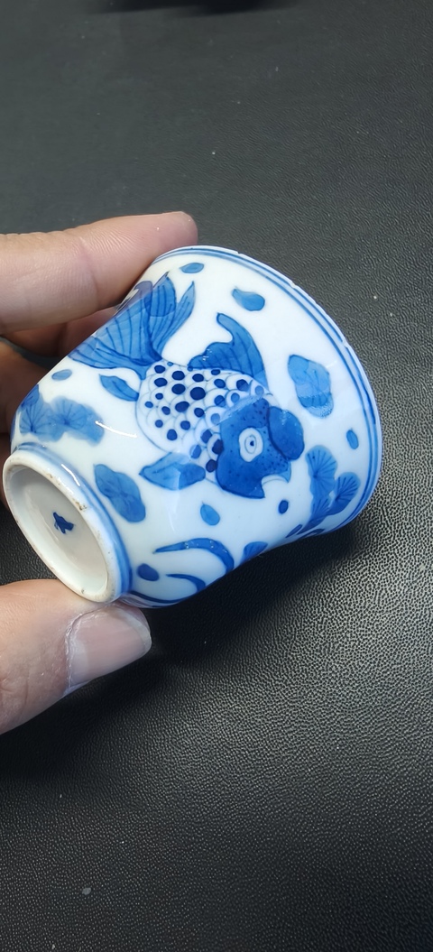 古玩陶瓷魚藻紋青花杯真品鑒賞圖