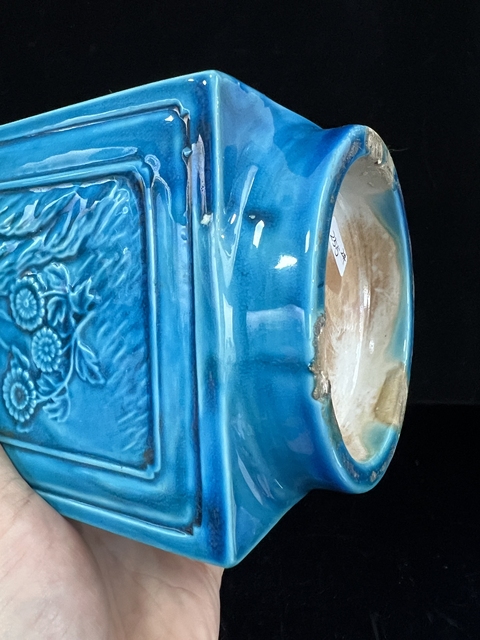 古玩陶瓷孔雀藍釉堆塑花卉紋琮式瓶真品鑒賞圖