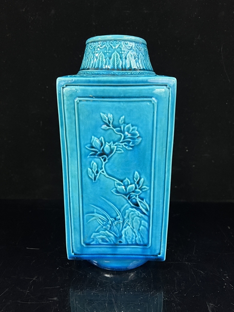 古玩陶瓷孔雀藍釉堆塑花卉紋琮式瓶真品鑒賞圖