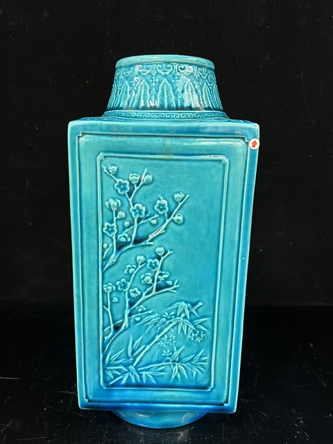 古玩陶瓷孔雀藍釉堆塑花卉紋琮式瓶真品鑒賞圖