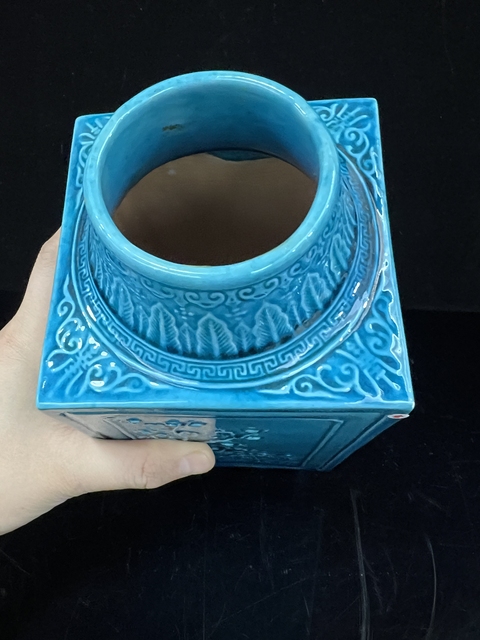 古玩陶瓷孔雀藍釉堆塑花卉紋琮式瓶真品鑒賞圖