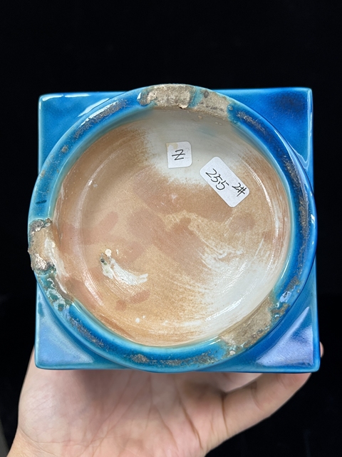 古玩陶瓷孔雀藍釉堆塑花卉紋琮式瓶真品鑒賞圖