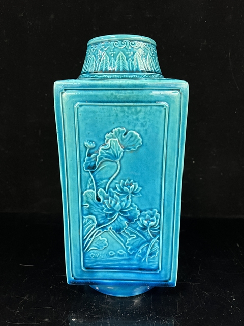 古玩陶瓷孔雀藍釉堆塑花卉紋琮式瓶真品鑒賞圖