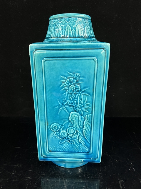 古玩陶瓷孔雀藍釉堆塑花卉紋琮式瓶真品鑒賞圖