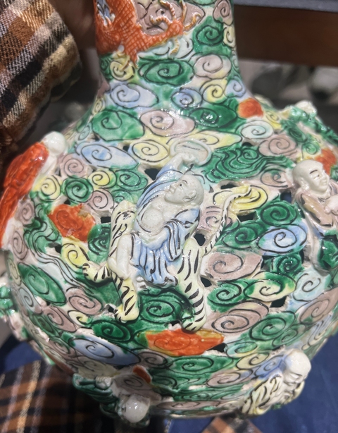 古玩陶瓷五彩十八羅漢天球瓶真品鑒賞圖