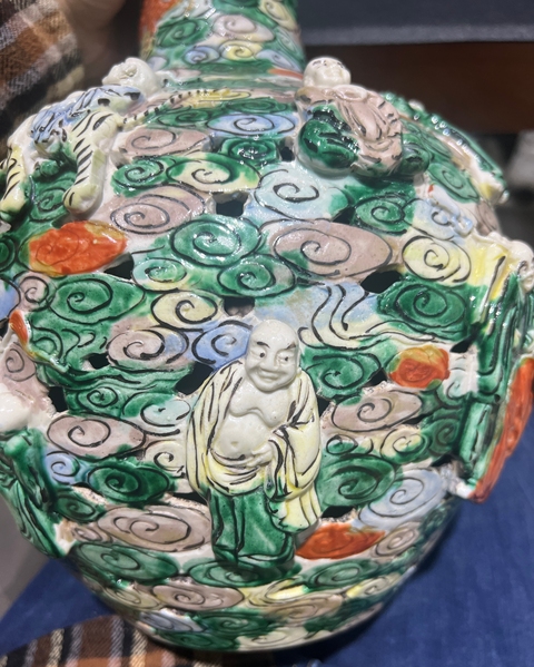 古玩陶瓷五彩十八羅漢天球瓶真品鑒賞圖