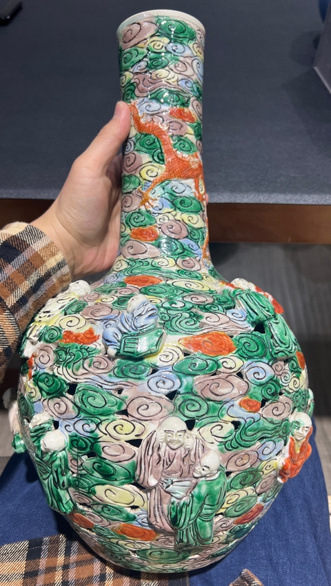 古玩陶瓷五彩十八羅漢天球瓶真品鑒賞圖