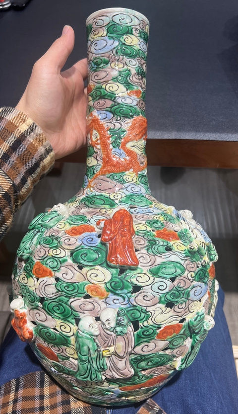 古玩陶瓷五彩十八羅漢天球瓶真品鑒賞圖