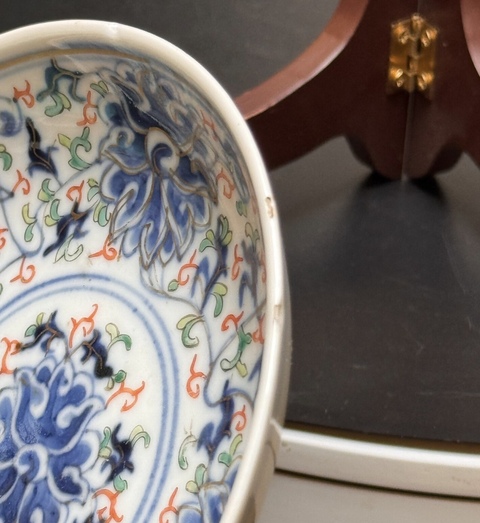 古玩陶瓷青花加彩花卉紋盤真品鑒賞圖