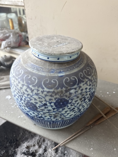 古玩陶瓷清代中晚期青花纏枝花卉紋蓋罐真品鑒賞圖