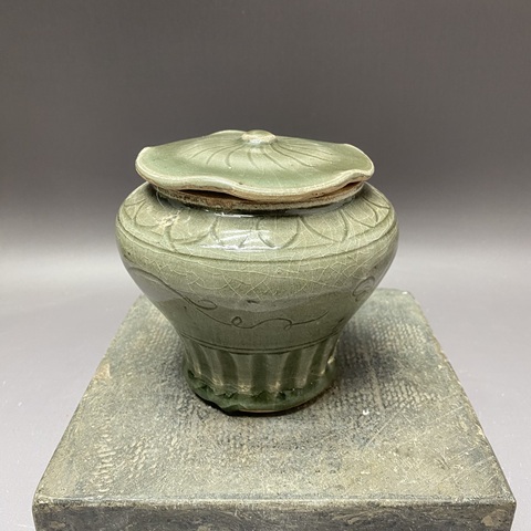 古玩陶瓷龍泉窯青釉蓋罐真品鑒賞圖