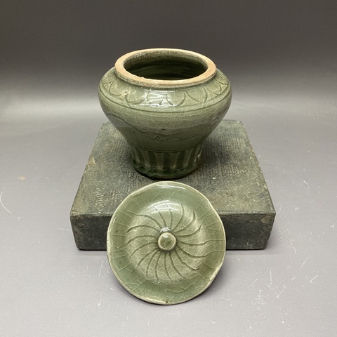 古玩陶瓷龍泉窯青釉蓋罐真品鑒賞圖