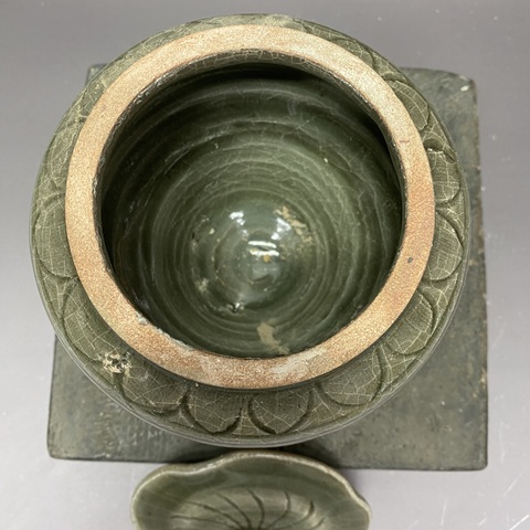 古玩陶瓷龍泉窯青釉蓋罐真品鑒賞圖