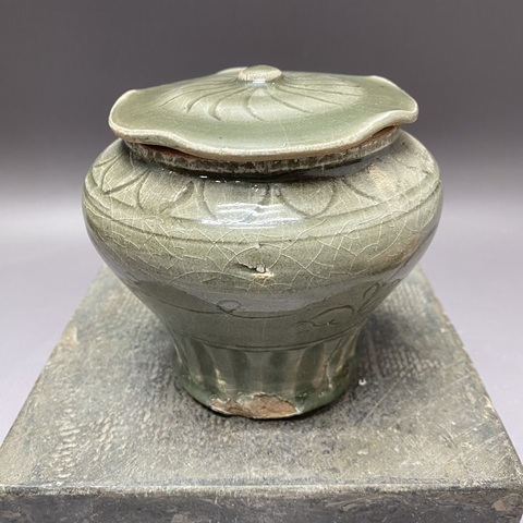 古玩陶瓷龍泉窯青釉蓋罐真品鑒賞圖