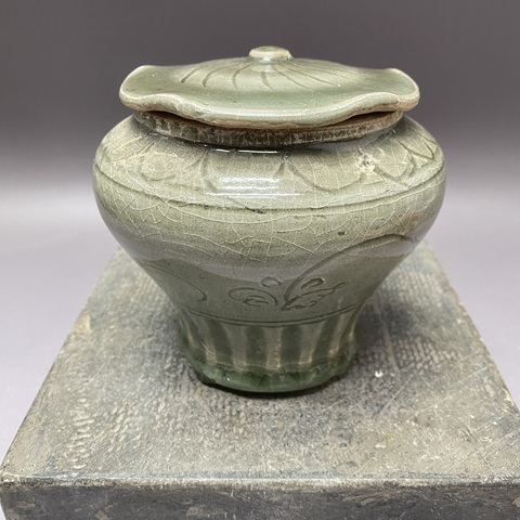 古玩陶瓷龍泉窯青釉蓋罐真品鑒賞圖