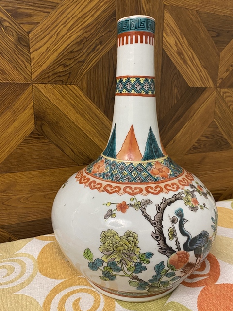 古玩陶瓷《實物保真》全品清晚期五彩孔雀牡丹紋天球瓶拍賣，當前價格6800元