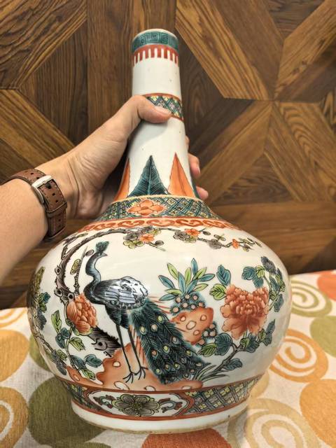 古玩陶瓷《實物保真》全品清晚期五彩孔雀牡丹紋天球瓶拍賣，當前價格6800元