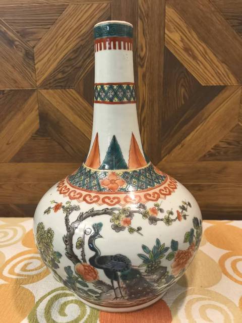 古玩陶瓷《實物保真》全品清晚期五彩孔雀牡丹紋天球瓶拍賣，當前價格6800元