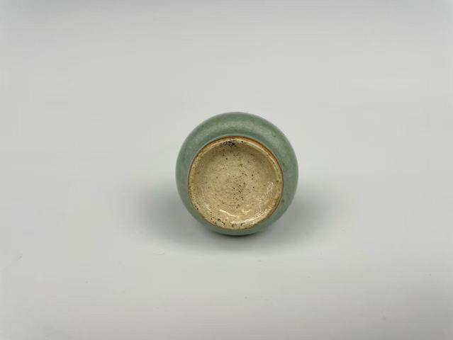 古玩陶瓷清中期·朗窯綠瓶拍賣，當(dāng)前價格0元