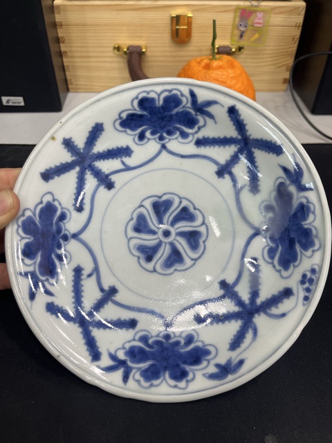 古玩陶瓷花卉紋青花盤真品鑒賞圖