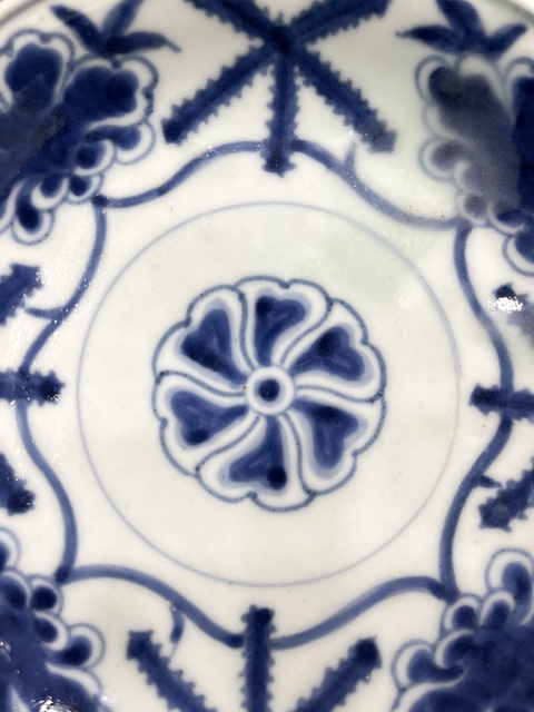 古玩陶瓷花卉紋青花盤真品鑒賞圖