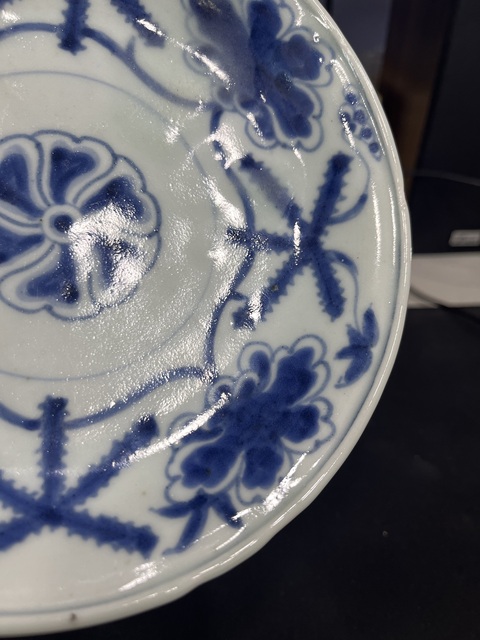 古玩陶瓷花卉紋青花盤真品鑒賞圖