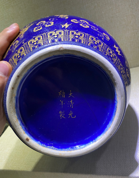 古玩陶瓷霽藍釉描金龍鳳紋賞瓶，注意一下金彩真品鑒賞圖