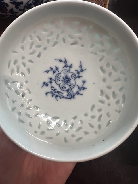 古玩陶瓷玲瓏瓷青花蓋碗真品鑒賞圖