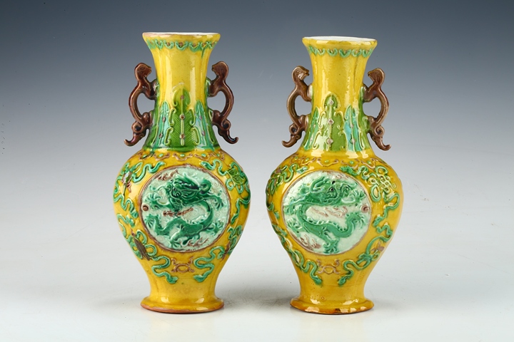 古玩陶瓷民國·黃地素三彩堆塑龍紋雙耳瓶一對 真品鑒賞圖