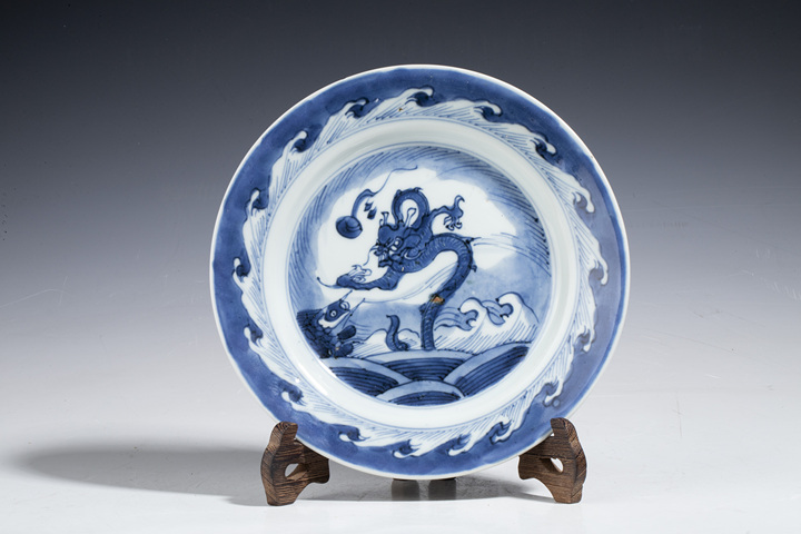 中国  骨董品   【大清康熙年製  】清時代  海水雲竜紋 壺。 安】清時代 大清康熙年製 斗彩海水雲龍紋盤 共箱 唐瓷 古陶瓷 古
